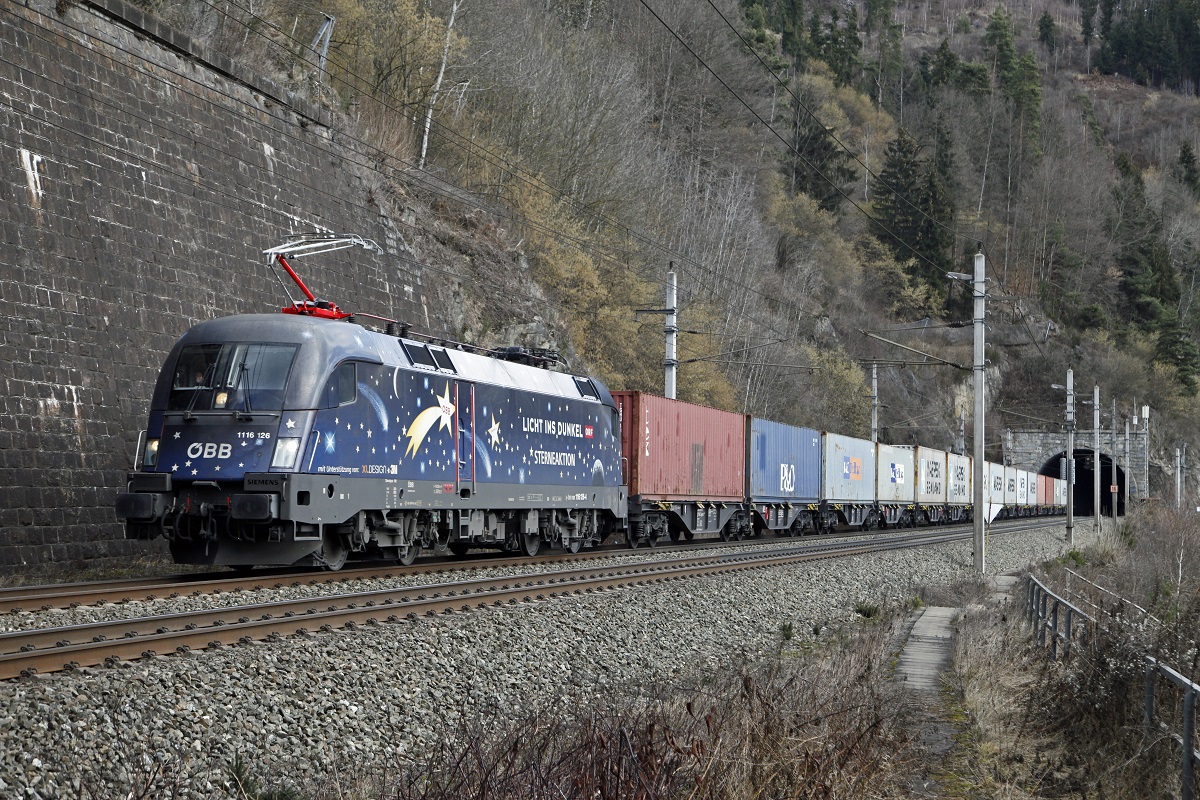 1116 126 (Licht ins Dunkerl II) mit Güterzug beim Galgenbergtunnel bei St.Michael.