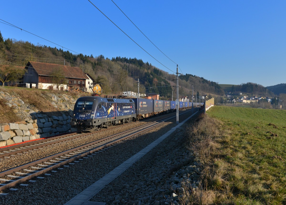 1116 126 mit einem Containerzug am 10.03.2015 bei Wernstein am Inn.