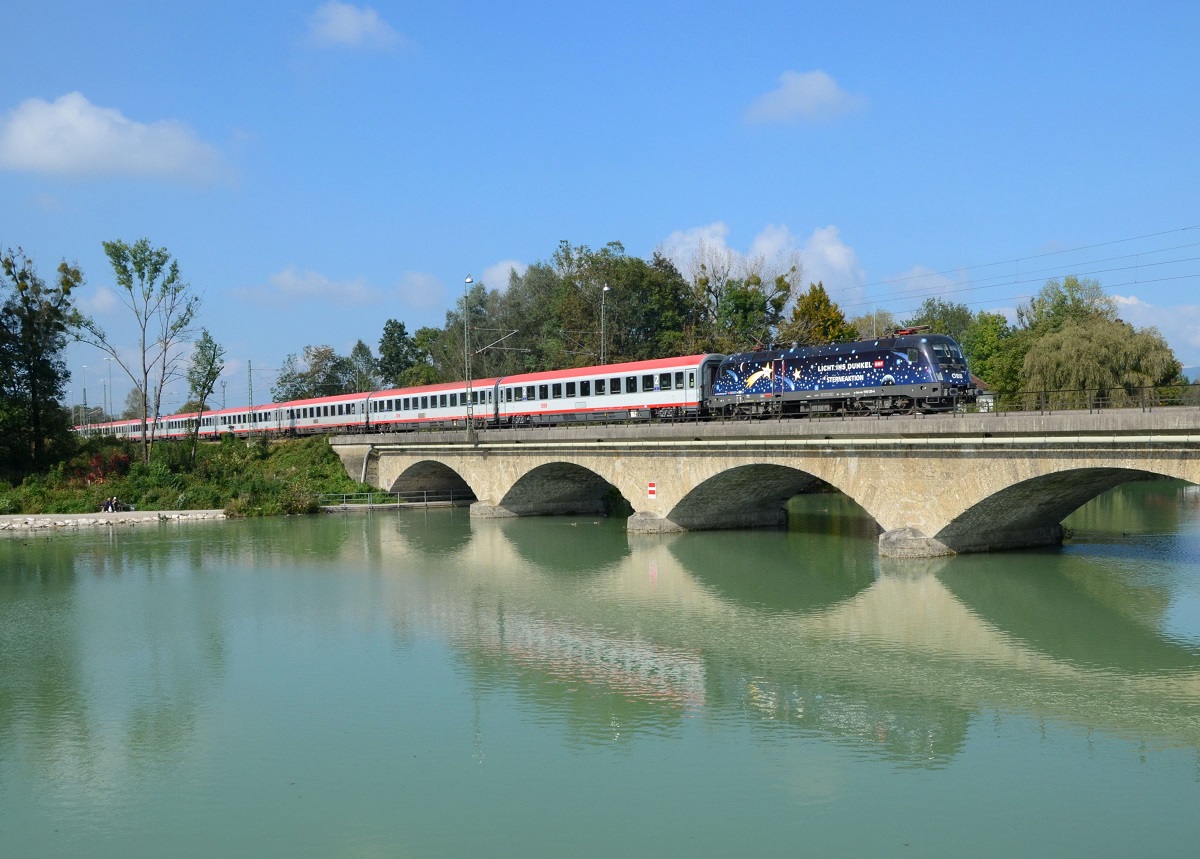 1116 126 mit einem EC nach Klagenfurt am 03.10.2014 auf der Saalachbrücke bei Freilassing.