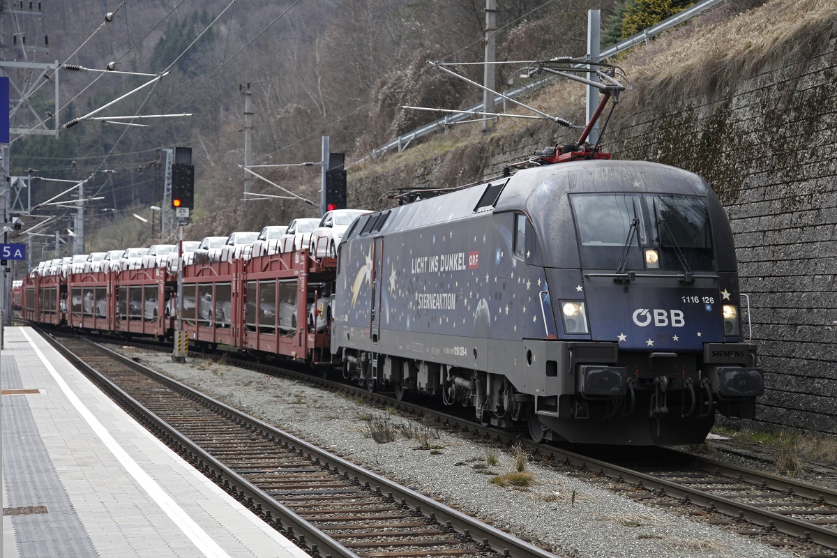 1116 126 mit Güterzug in Bruck/Mur am 2.03.2014.