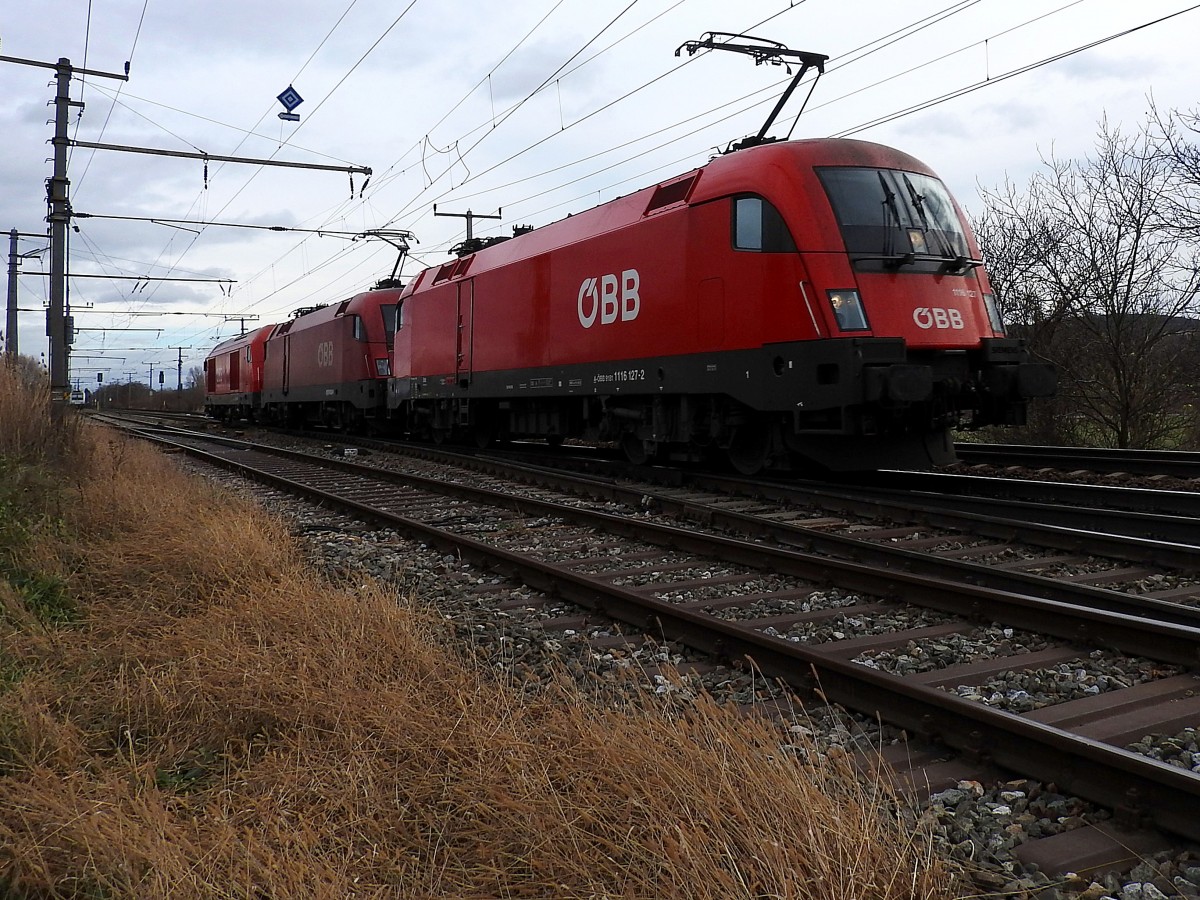 1116 127-2 mit Schwesterlok sowie 2016 006 am Zugschluß, jeweils mit unter Leistung bei Bruck/Leitha in Richtung Wien; 151130