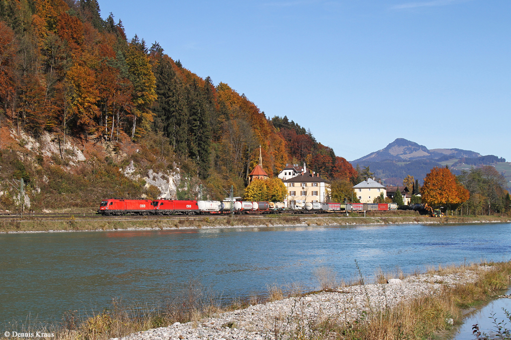 1116 128 + 1016 008 mit KLV Zug am 27.10.2015 bei Kiefersfelden.
