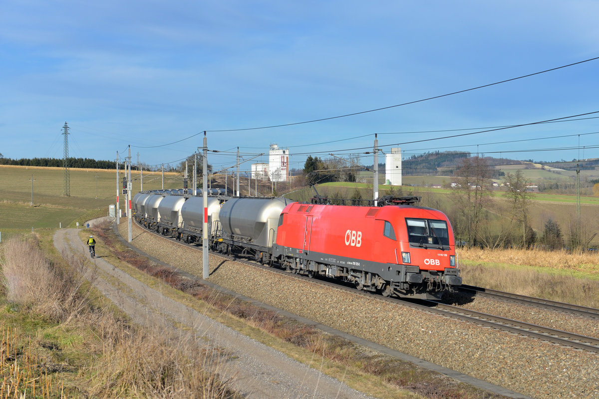 1116 129 mit einem Güterzug am 08.02.2014 bei Haiding. 