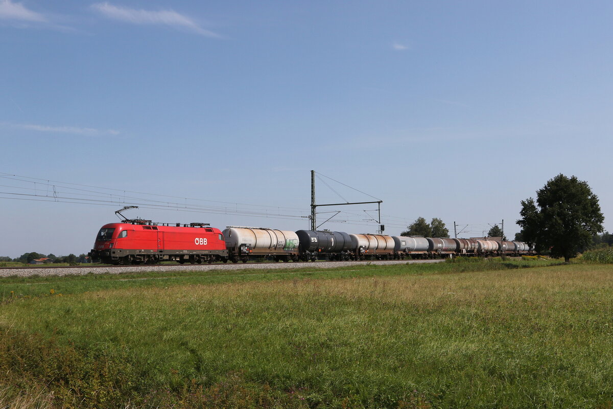1116 129 mit einem Kesselwagenzug aus Salzburg kommend am 20. August 2021 bei Übersee am Chiemsee.