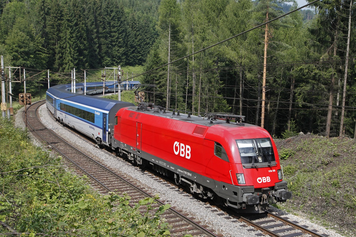 1116 129 mit Railjet bei Breitenstein am 27.07.2016.