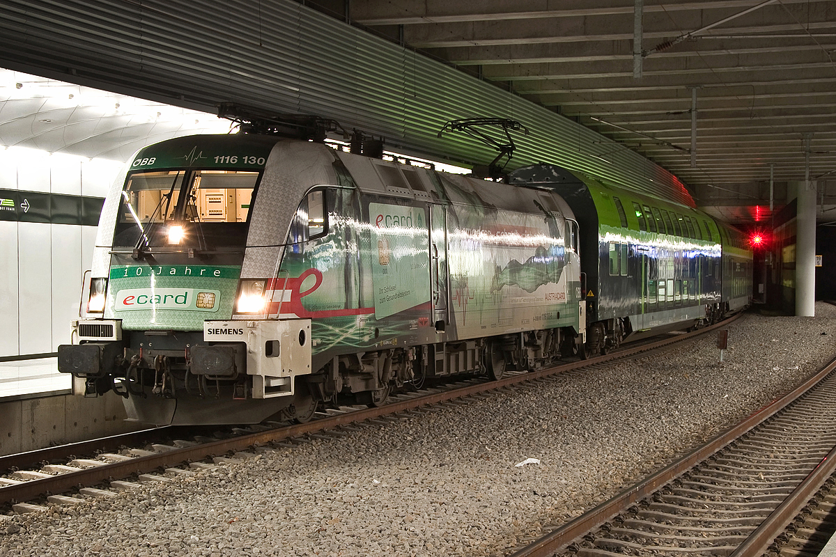 1116 130  ecard  mit CAT 9046 kurz vor der Abfahrt am Bahnhof in Wien Flughafen. Die Aufnahme entstand am 23.12.2014.