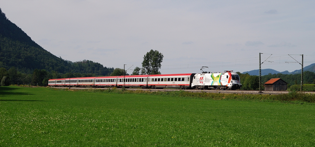 1116 130 (Frontrunner) mit OIC 864 vor Niederaudorf (21.08.2013)