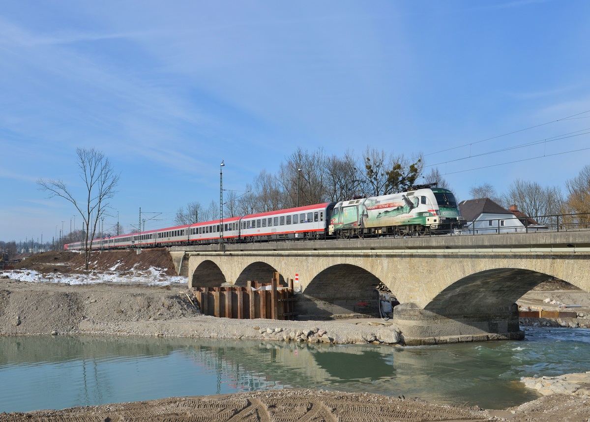 1116 130 mit EC 113 am 14.02.2015 auf der Saalachbrücke bei Freilassing.