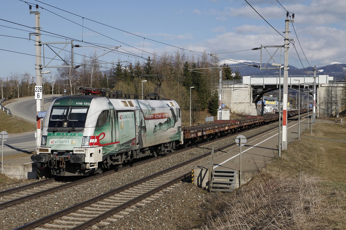 1116 130 mit Güterzug bei Spielberg am 15.03.2016.