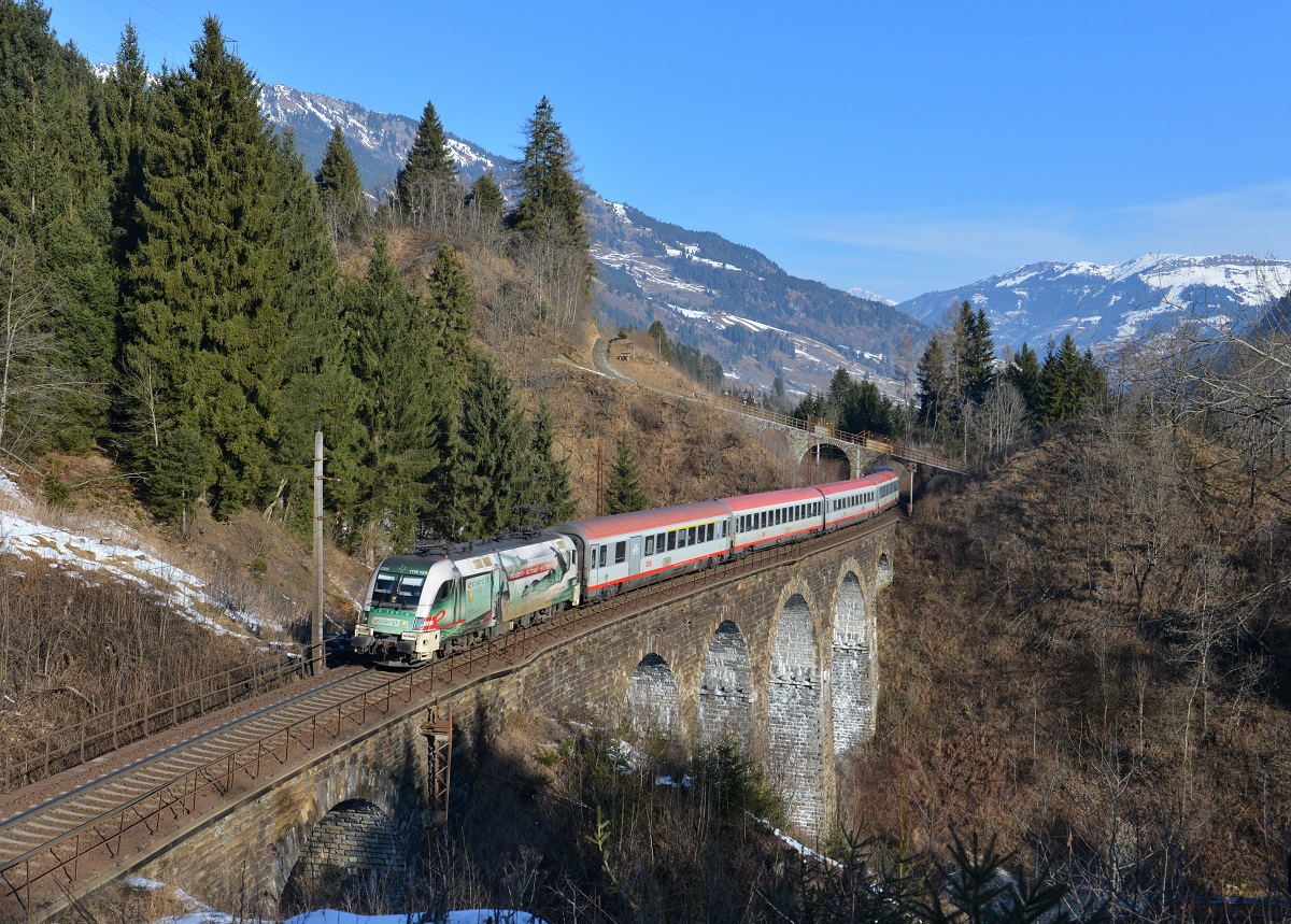 1116 130 mit IC 592 am 21.02.2015 auf dem Hundsdorfer Viadukt bei Bad Hofgastein. 