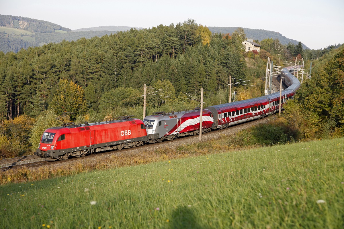 1116 131 und 1116 249 mit Railjet 630 bei der Steinbauerwiese nahe Eichberg am 8.10.2013.