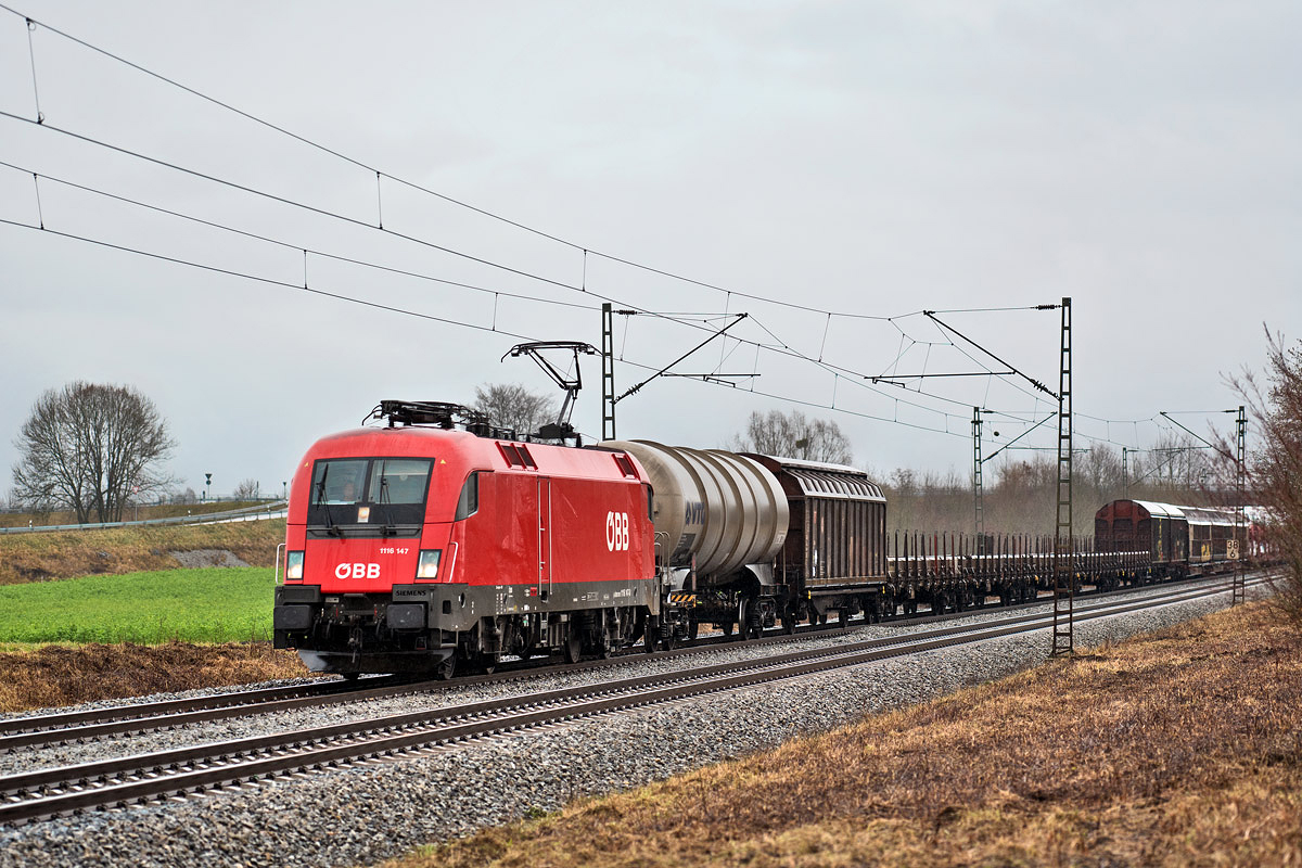 1116 131 fährt mit einem Mischer in Osterhofen vorbei.Bild 8.12.2107