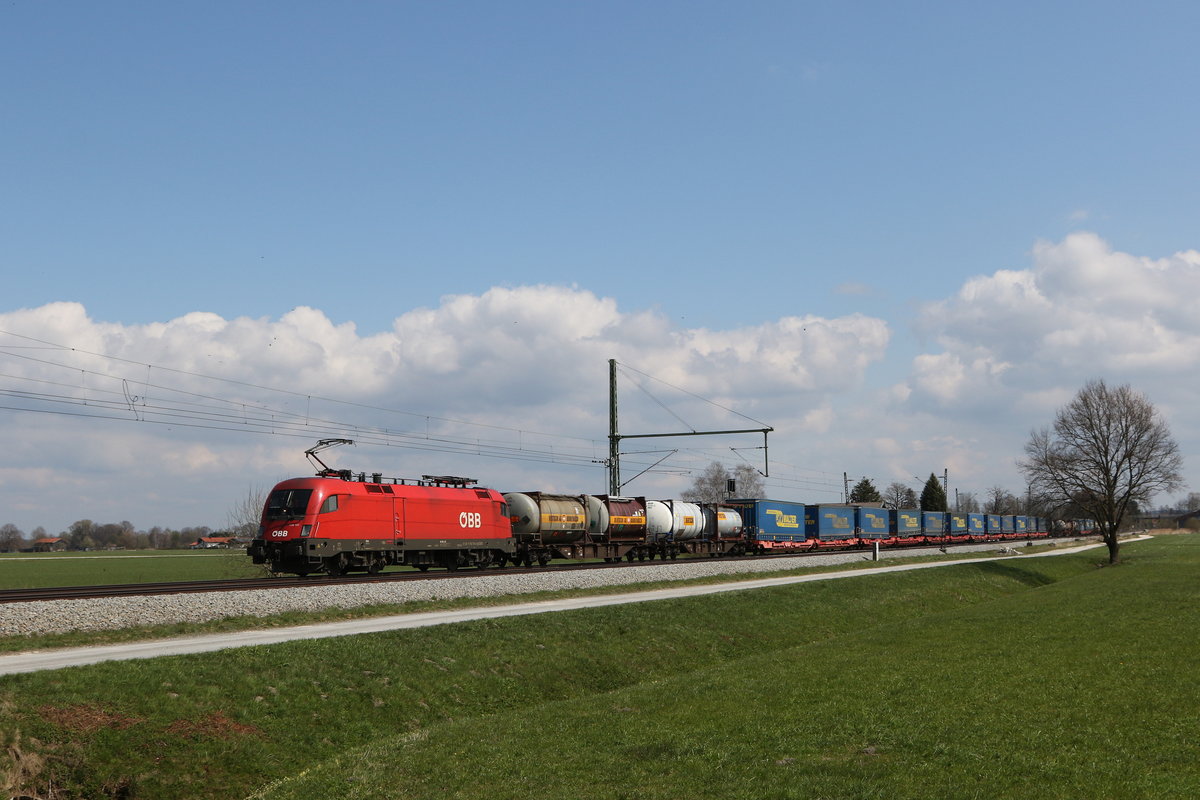 1116 131 mit einem  KLV  aus Salzburg kommend am 16. April 2021 bei Übersee.
