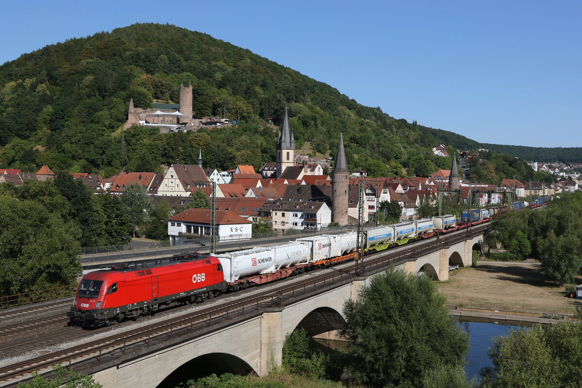 1116 131 mit einem  KLV  aus Würzburg kommend am 8. August 2022 in Gemünden am Main.