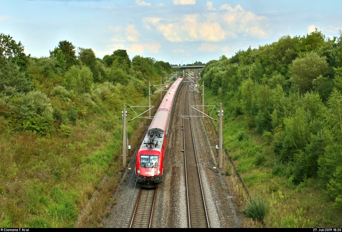 1116 132-2 und 1016 029-1 (Siemens ES64U2) ÖBB als EC 112  Blauer Enzian  (Linie 62) von Klagenfurt Hbf (A) nach Frankfurt(Main)Hbf (D) fahren bei Markgröningen bzw. Schwieberdingen auf der Schnellfahrstrecke Mannheim–Stuttgart (KBS 770).
Aufgenommen von einer Brücke.
[27.7.2019 | 18:20 Uhr]