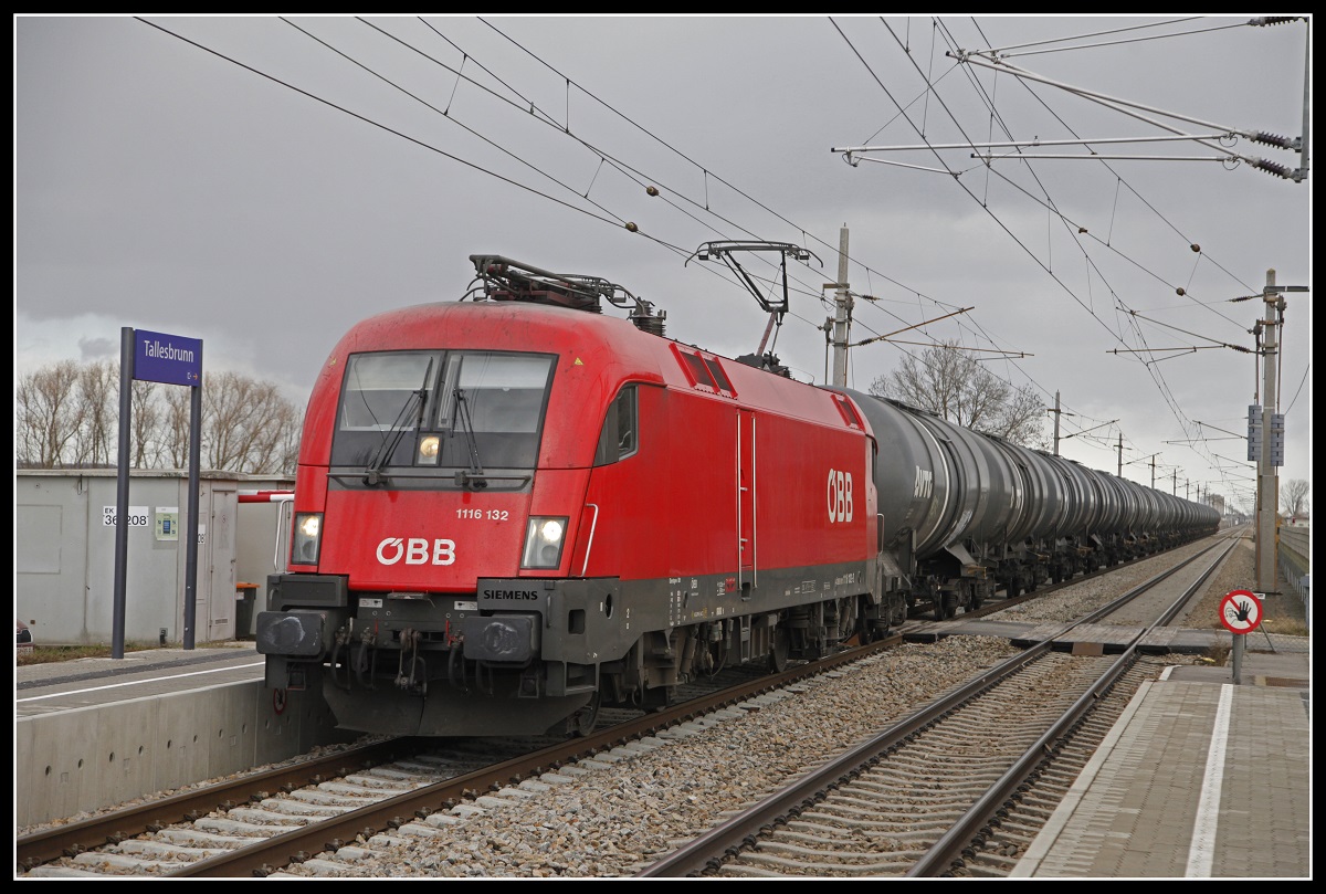 1116 132 fährt am 14.01.2019 mit einem Güterzug durch die Haltestelle Tallesbrunn.