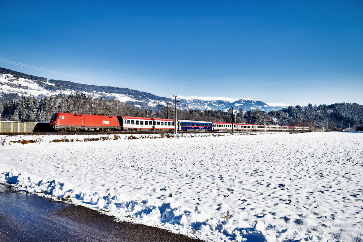 1116 132 fährt mit dem EC 112  Blauer Enzian  (Klagenfurt Hbf/ Zagreb Glavni kol. - Fraankfurt (Main) Hbf) bei Lendorf vorüber.
Aufgenommen am 14.12.2019.