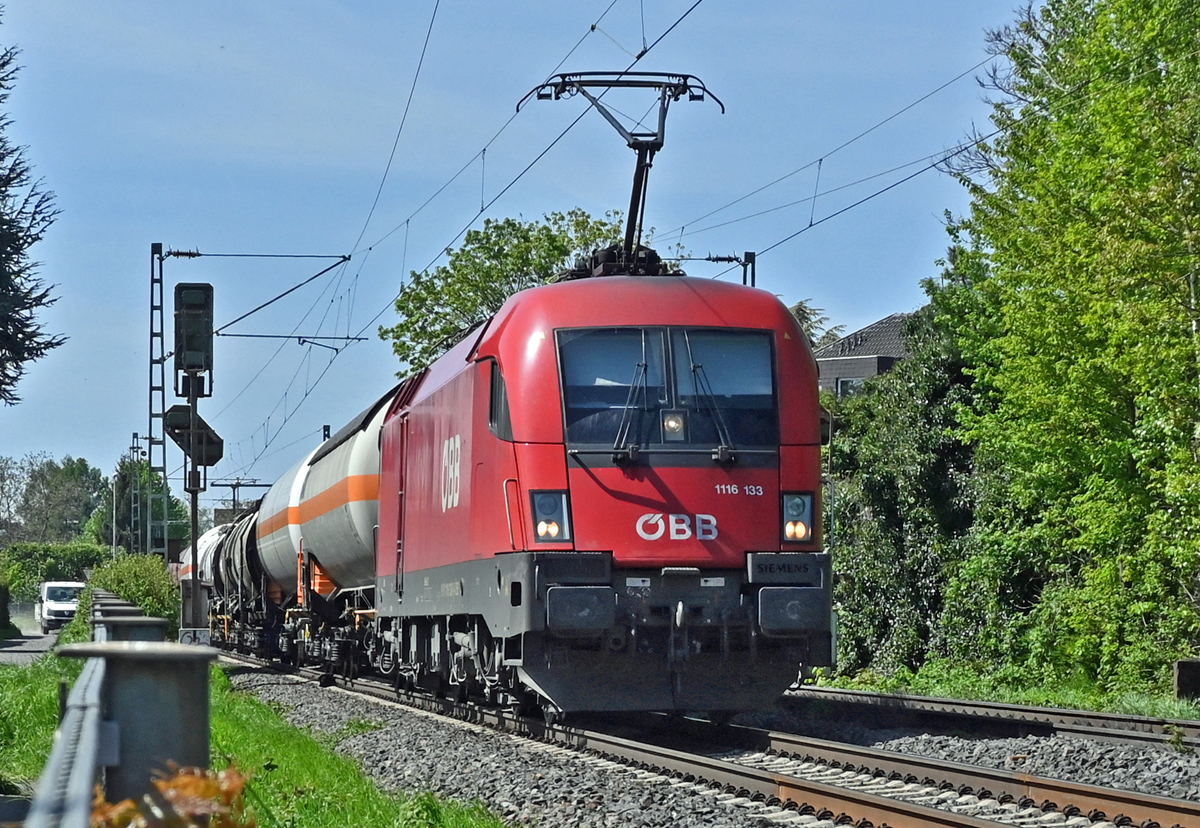 1116 133 der ÖBB mit Kesselzug durch Bonn-Beuel - 03.05.2023