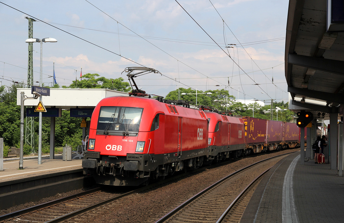 1116 134 + ein weiterer (jedoch abgerüsteter) ÖBB-Taurus durchfahren mit einem KLV-Zug den Bahnhof Mainz-Kastel
am 3. Juni 2017 in südlicher Fahrtrichtung.