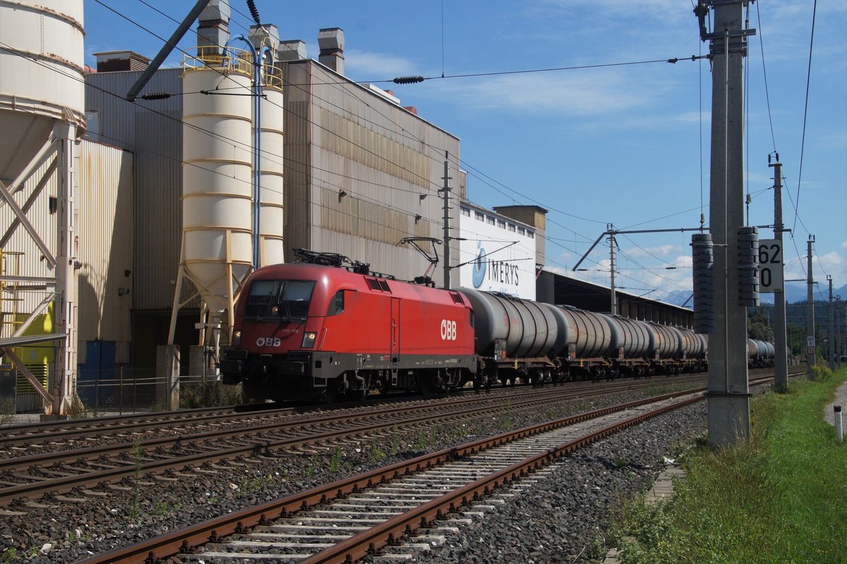 1116 135 mit Kesselwagenzug kurz vor der Durchfahrt durch den Bahnhof Villach-Seebach (Strecke Klagenfurt-Villach).
15.08.2019