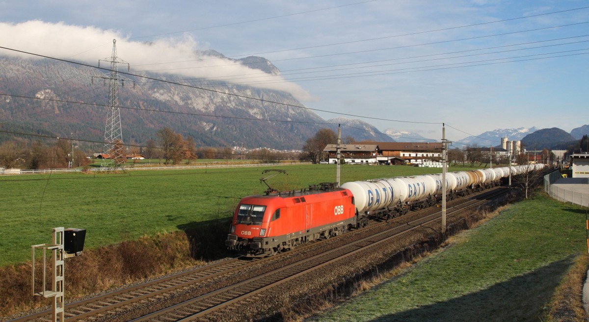 1116 136-3 der ÖBB ist am 10.12.2014 mit einem Kesselzug von GATX durch das Unterinntal unterwegs. Hier bei Kirchbichl, kurz vor Wörgl.
