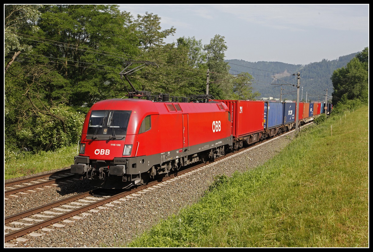 1116 136 mit Güterzug bei Pernegg am 13.06.2019.