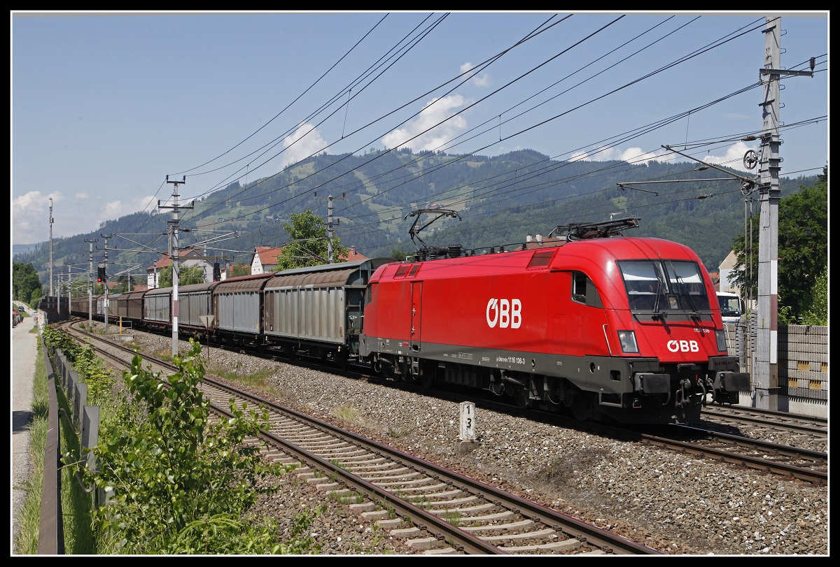 1116 136 mit Güterzug bei Bruck ander Mur am 19.06.2019.