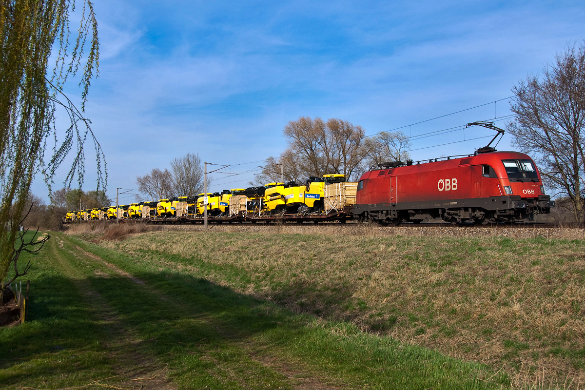 1116 137 ist mit einem Güterzug in Richtung Gänserndorf unterwegs. Die Aufnahme entstand am 21.03.2014 kurz vor Sierndorf an der March.