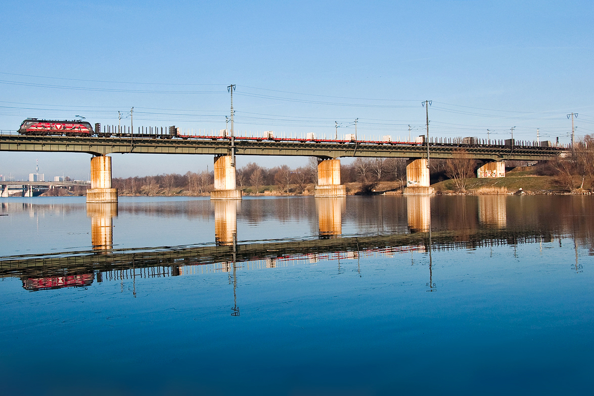 1116 138  50 Jahre Heeres-Sport  überquert mit einem Güterzug die neue Donau in Wien in Richtung Erdberger Lände. Die Aufnahme entstand am 21.12.2013.