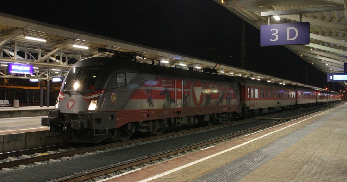 1116 138-9 ``Heeressport-Lok`` der ÖBB ist am  Abend des 15.1.2014 mit dem EN ``Lupus`` von München nach Bologna unterwegs. Hier bei kurzem Halt in Wörgl. Mitfahren darf nur, wer eine Reservierung hat.