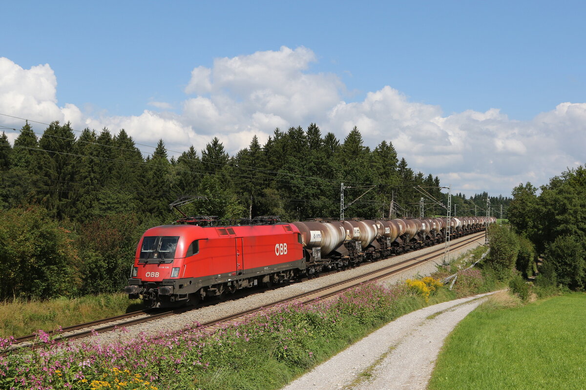 1116 138 mit einem Kesselwagenzug aus Salzburg kommend am 1. September 2021 bei Grabenstätt im Chiemgau.