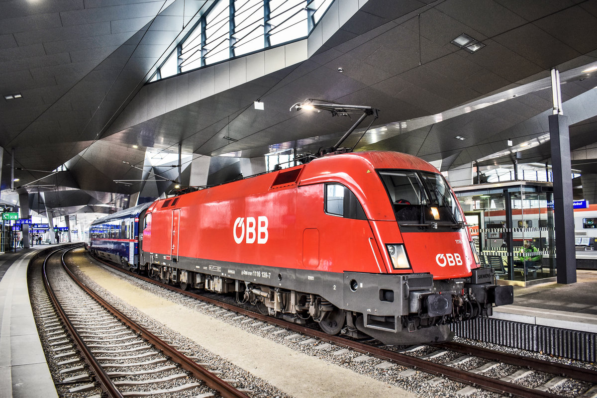 1116 139-7 in Wien Hbf, mit dem D 624 (Wien Hbf- Linz Hbf), auf die Abfahrt.
Geschoben wurde der Zug von 1116 179-3.
Aufgenommen am 23.11.2018.