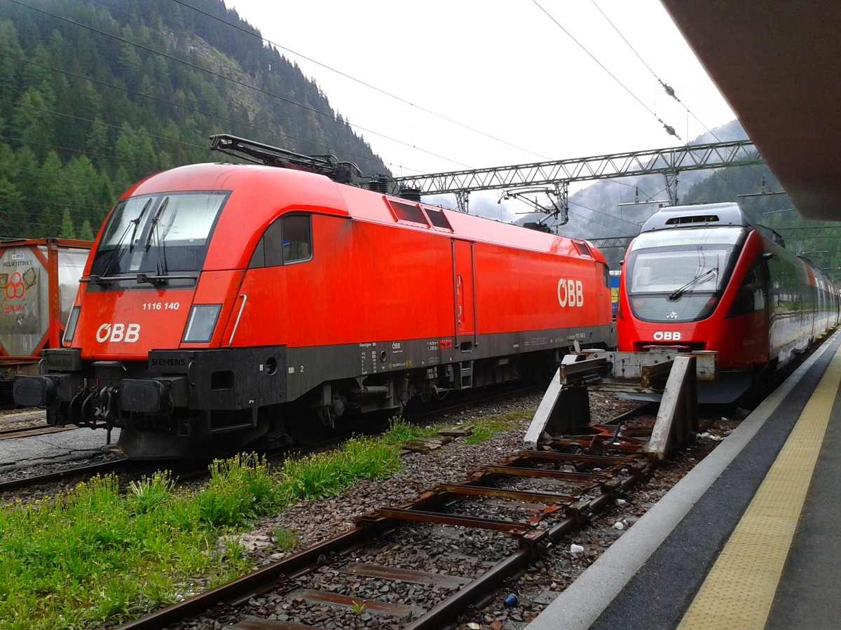 1116 140-5 und 4024 066-5 am 15.5.2015 im Bahnhof Brennero/Brenner.