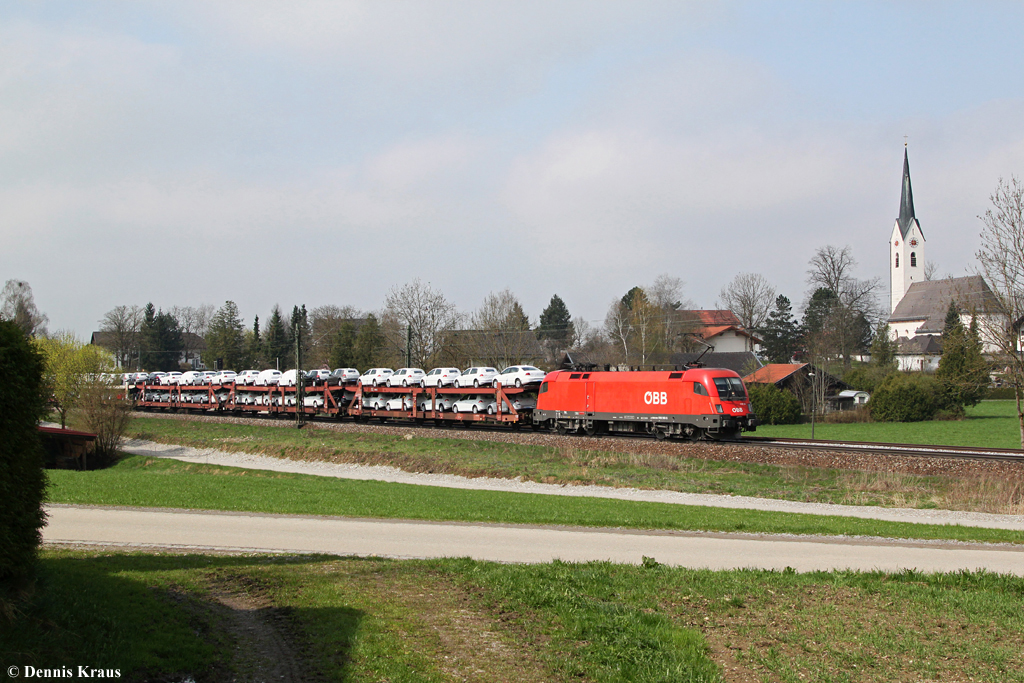 1116 140 mit einem Autozug am 21.04.2013 bei Stephanskirchen.