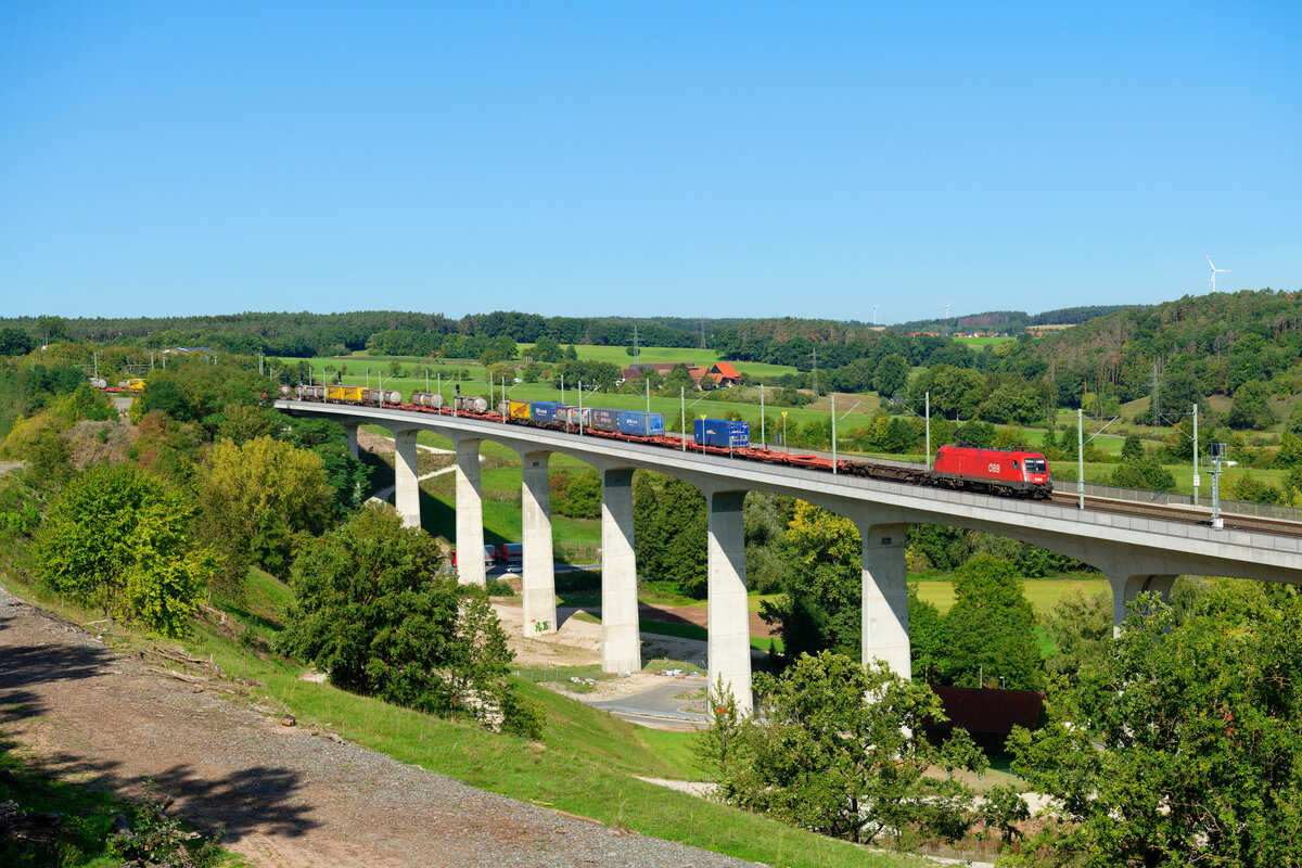 1116 140 ÖBB mit einem KLV-Zug bei Emskirchen Richtung Nürnberg, 19.09.2020