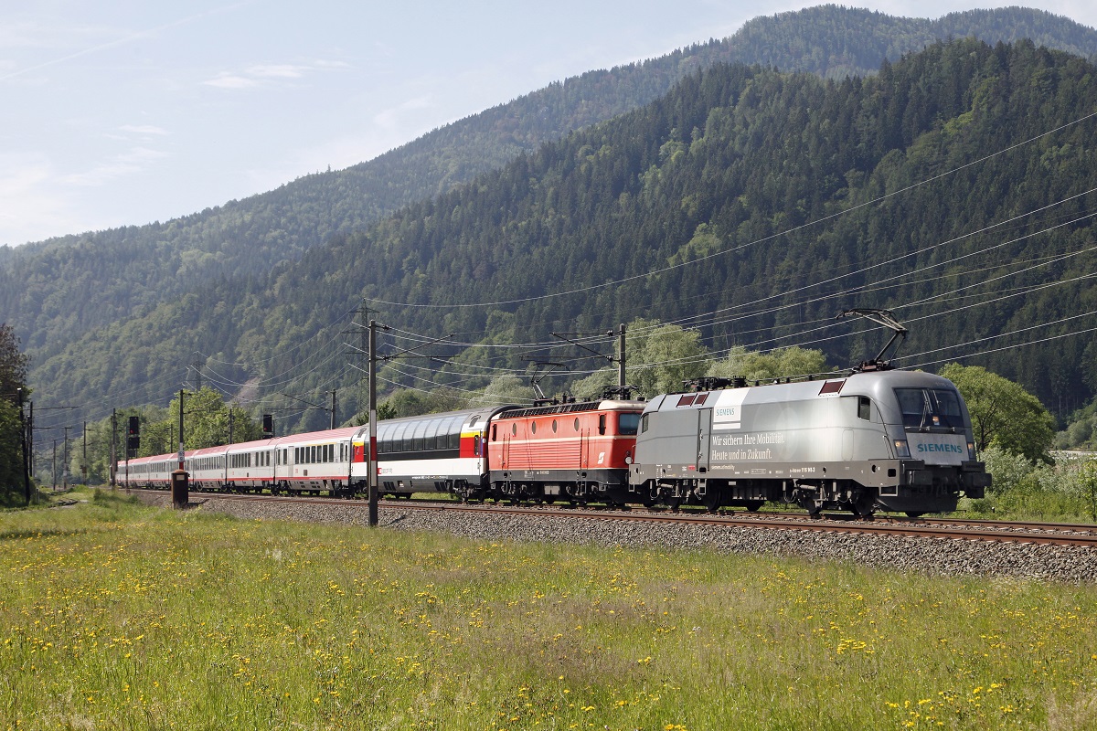 1116 141 und 1144 040 ziehen am 23.05.2015 EC164 (Graz - Zürich) bei Mixnitz Richtung Norden.