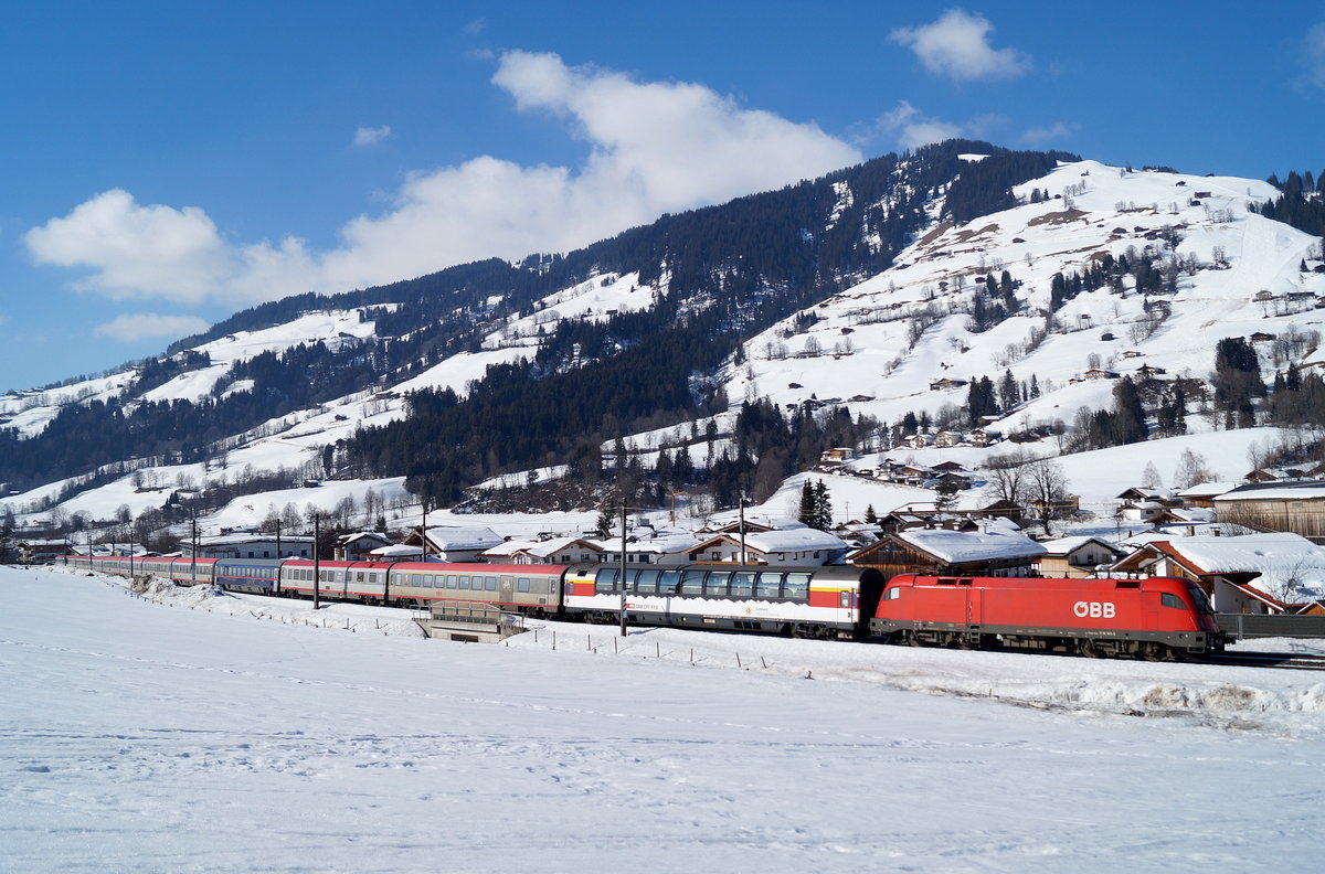 1116 141 mit EC 163  Transalpin  (Zürich HB - Graz Hbf) bei Brixen im Thale, 23.02.2019.