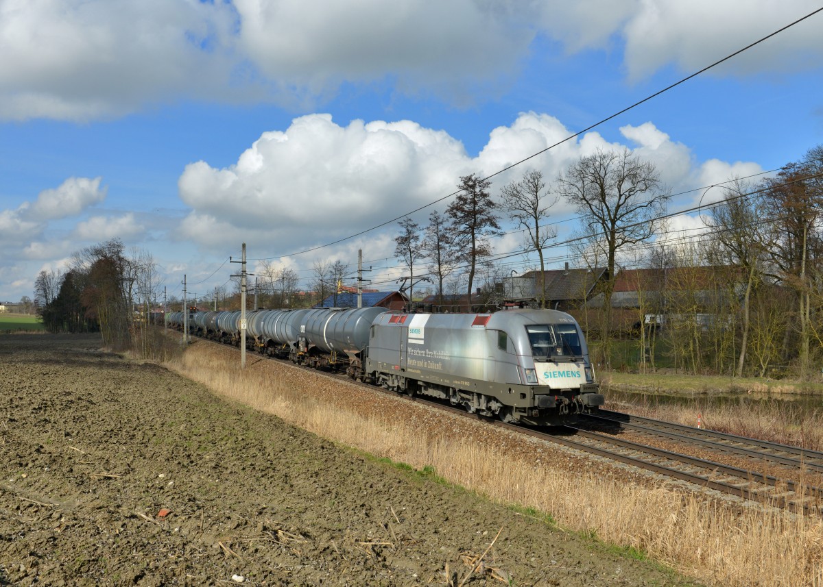 1116 141 mit einem Kesselzug am 04.03.2016 bei Kimpling. 