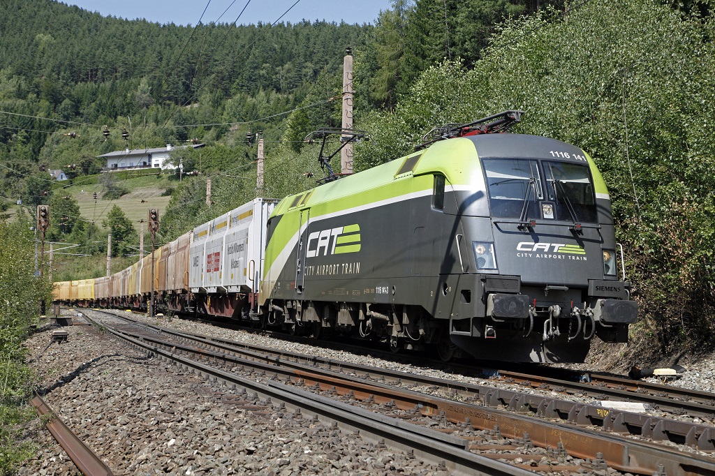 1116 141 mit Zug 53158 durchfhrt am 21.08.2013 den Bahnhof Klamm-Schottwien.