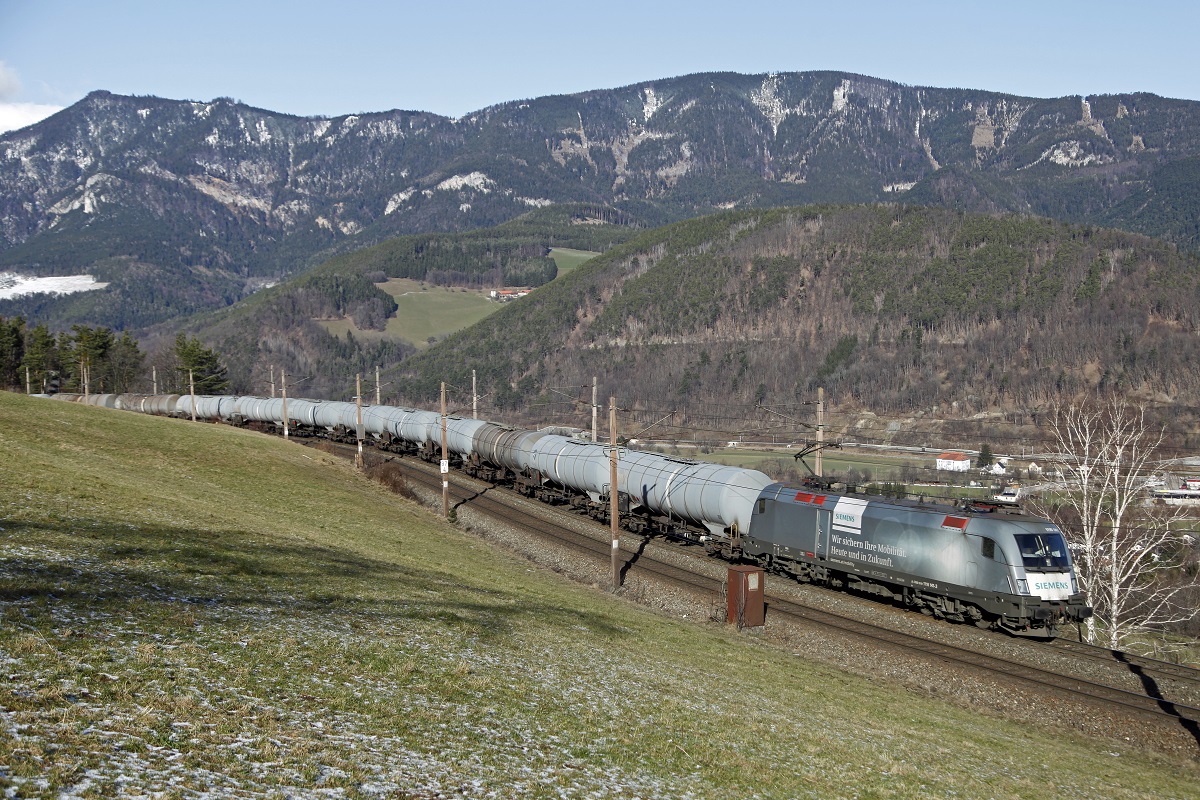 1116 141 (Siemens) mit Güterzug bei Eichberg am 26.01.2015.