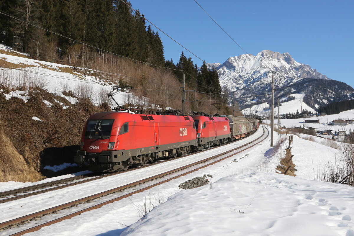 1116 142 und 1016 019 waren am 15. Februar 2023 mit einem gemischten Güterzug bei Pfaffenschwend in Richtung Wörgl unterwegs.