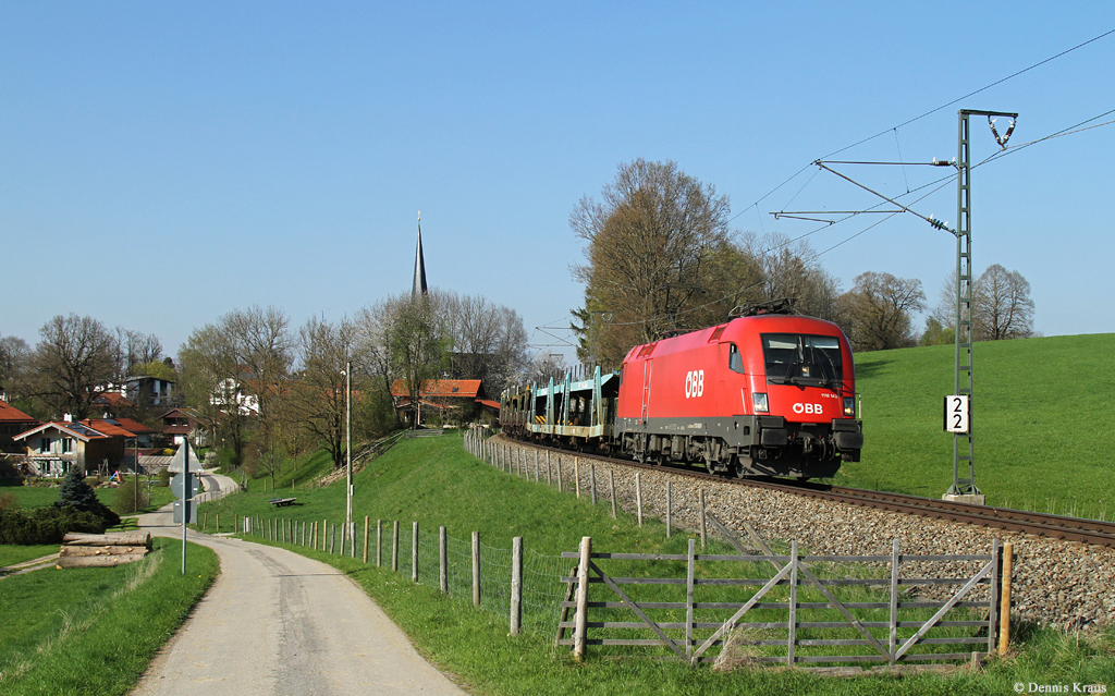 1116 142 mit Güterzug am 20.04.2016 bei Föching.