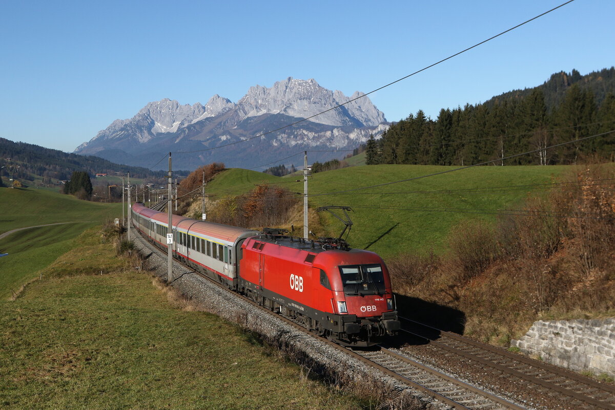 1116 142 war am 8. November 2025 bei Fieberbrunn auf dem Weg nach Schwarzach/St. Veit.