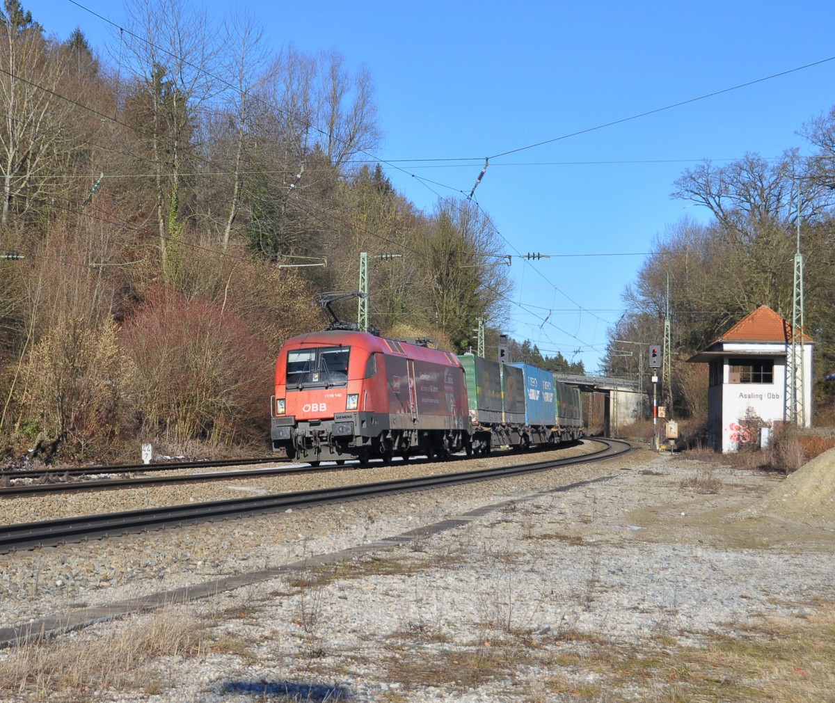 1116 143 die Montan Lok ist mit einem KLV in Richtung Österreich unterwegs und kommt in Aßling Obb.dem Fotografen vor die Linse am 6.2.2014