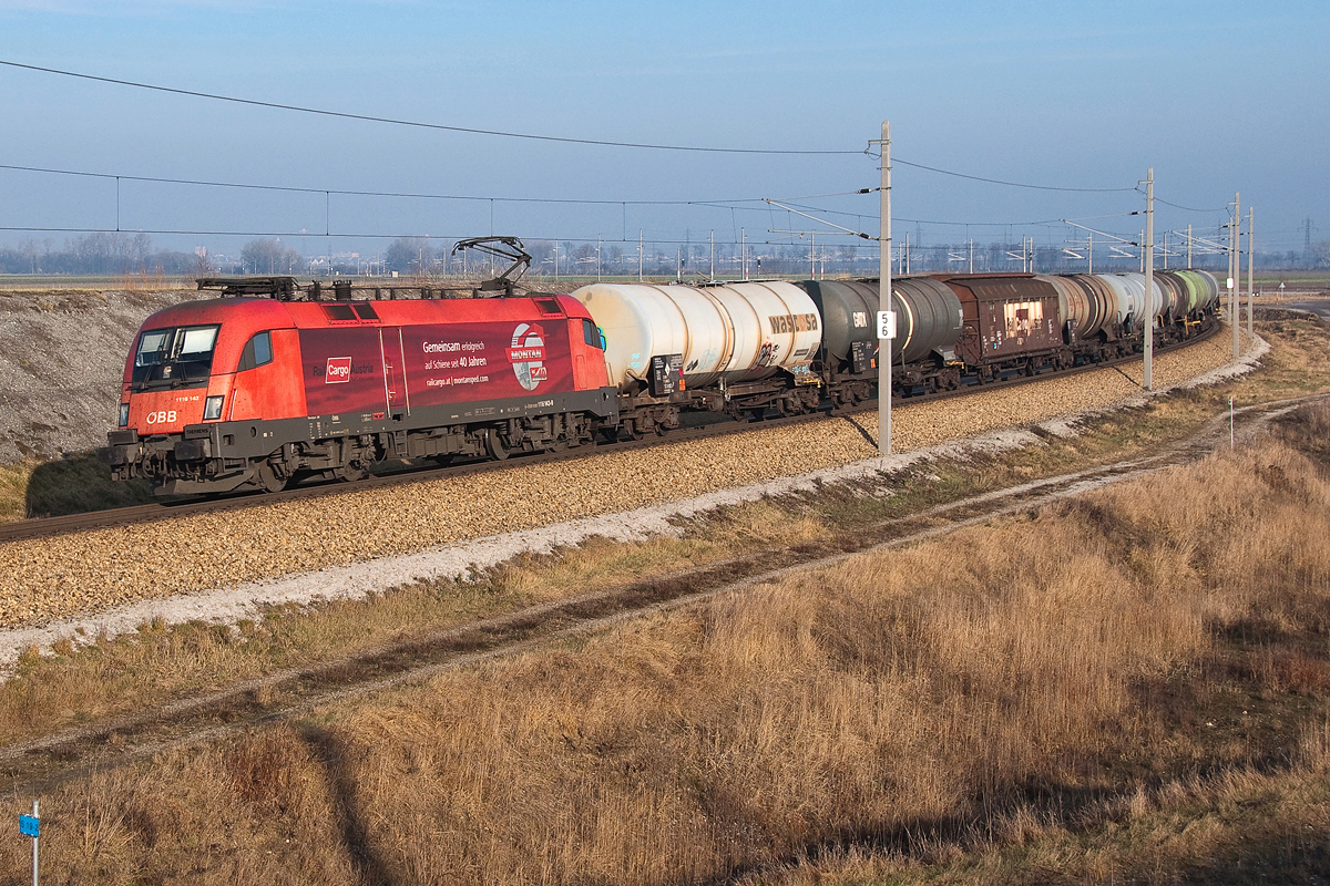 1116 143  Montan Spedition  ist mit einem Güterzug im Tullnerfeld in Richtung Westen unterwegs. Die Aufnahm entstand am 03.01.2014.