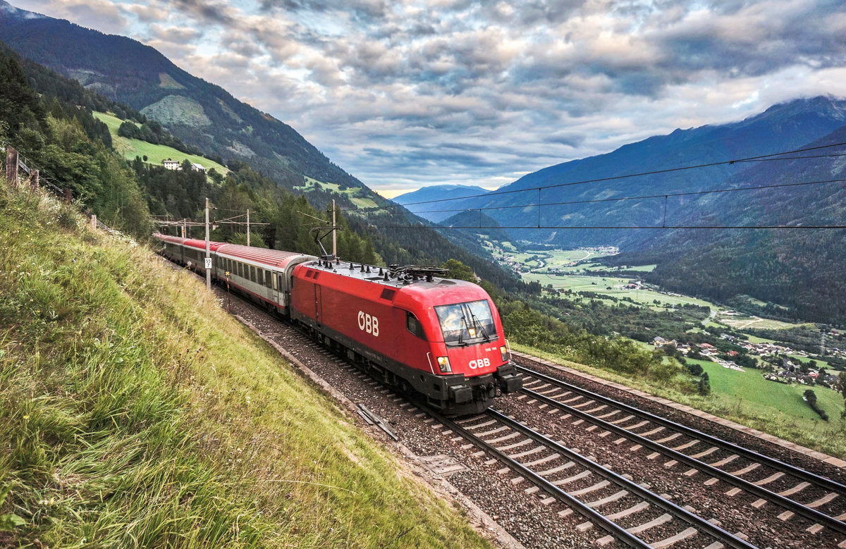 1116 144-7 fährt mit dem IC 591 (Klagenfurt Hbf - Salzburg Hbf) bei Obefalkenstein die Tauernbahn-Südrampe hinauf.
Aufgenommen am 7.8.2017.