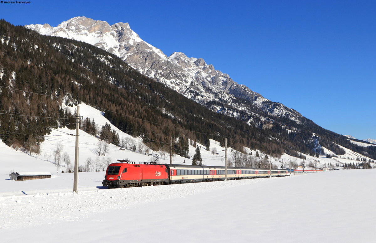 1116 144 mit dem EC 164  Transalpin  (Graz Hbf - Zürich HB) bei Hochfilzen 9.2.22