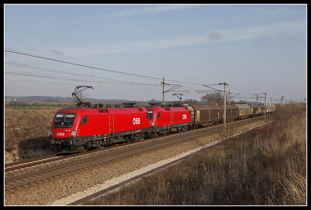 1116 145 + 1116 085 ziehen am 25.11.2019 ein Güterzug bei Tallesbrunn Richtung Wien.