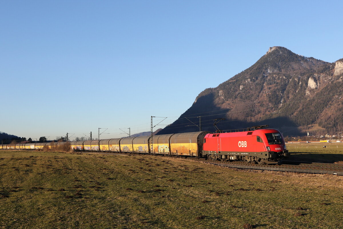 1116 145 mit einem Autozug aus München kommend am 9. Februar 2022 bei Niederaudorf im Inntal.