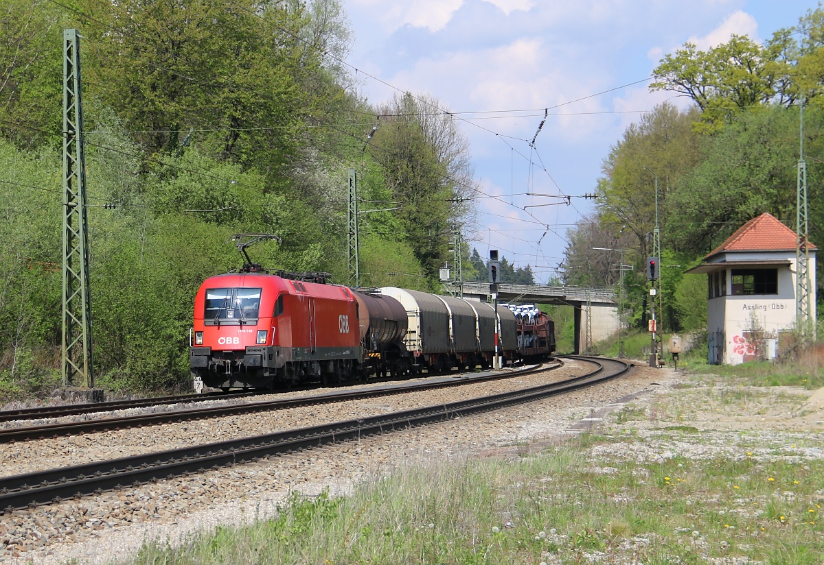 1116 145 mit einem gemischten Güterzug in Fahrtrichtung Rosenheim. Aufgenommen in Aßling am 24.04.2014.